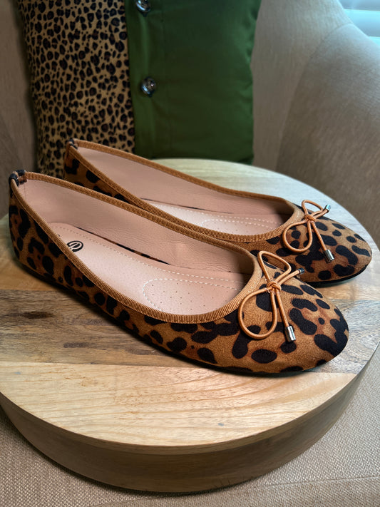 04.22 Shoes NEW Animal Print Flats (10) Fits (9.5)