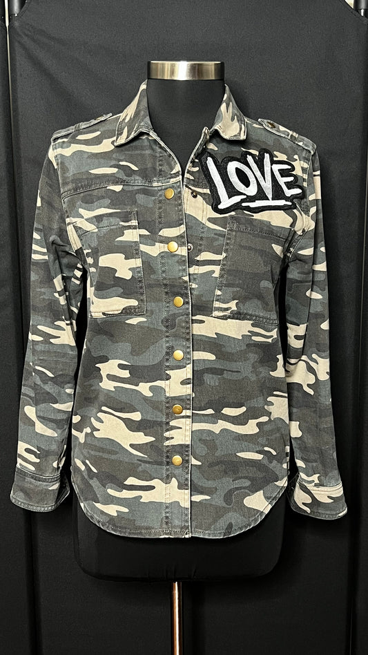 07.27 Tops Camo Love Snap Upcycled (S)