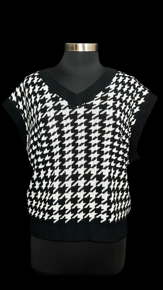 02.03 Sweaters Cato Blk/Wht Houndstooth Vest (22/24) Fits (2X/3X) Cvy