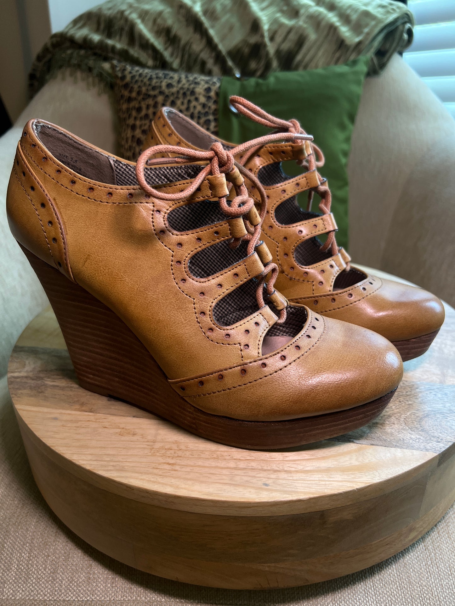 07.23 Shoes Altard States Brown Tie Up Wedge (7.5)