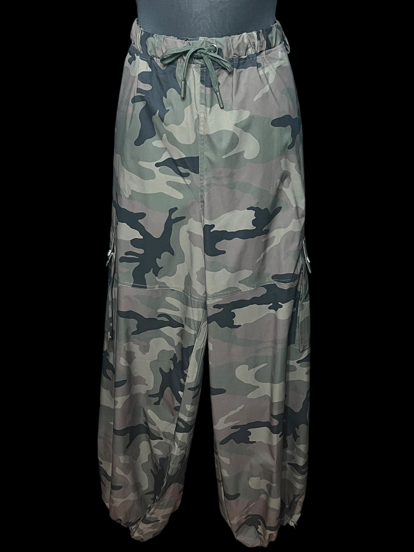 07.24 Pants NWOT Almost Famous Camo Cargo (3X) Fits (2X) Cvy