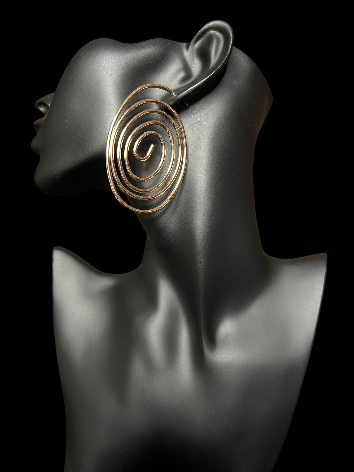 11.12 Earrings NEW Goldtone Oblong Wire Circle (PB)