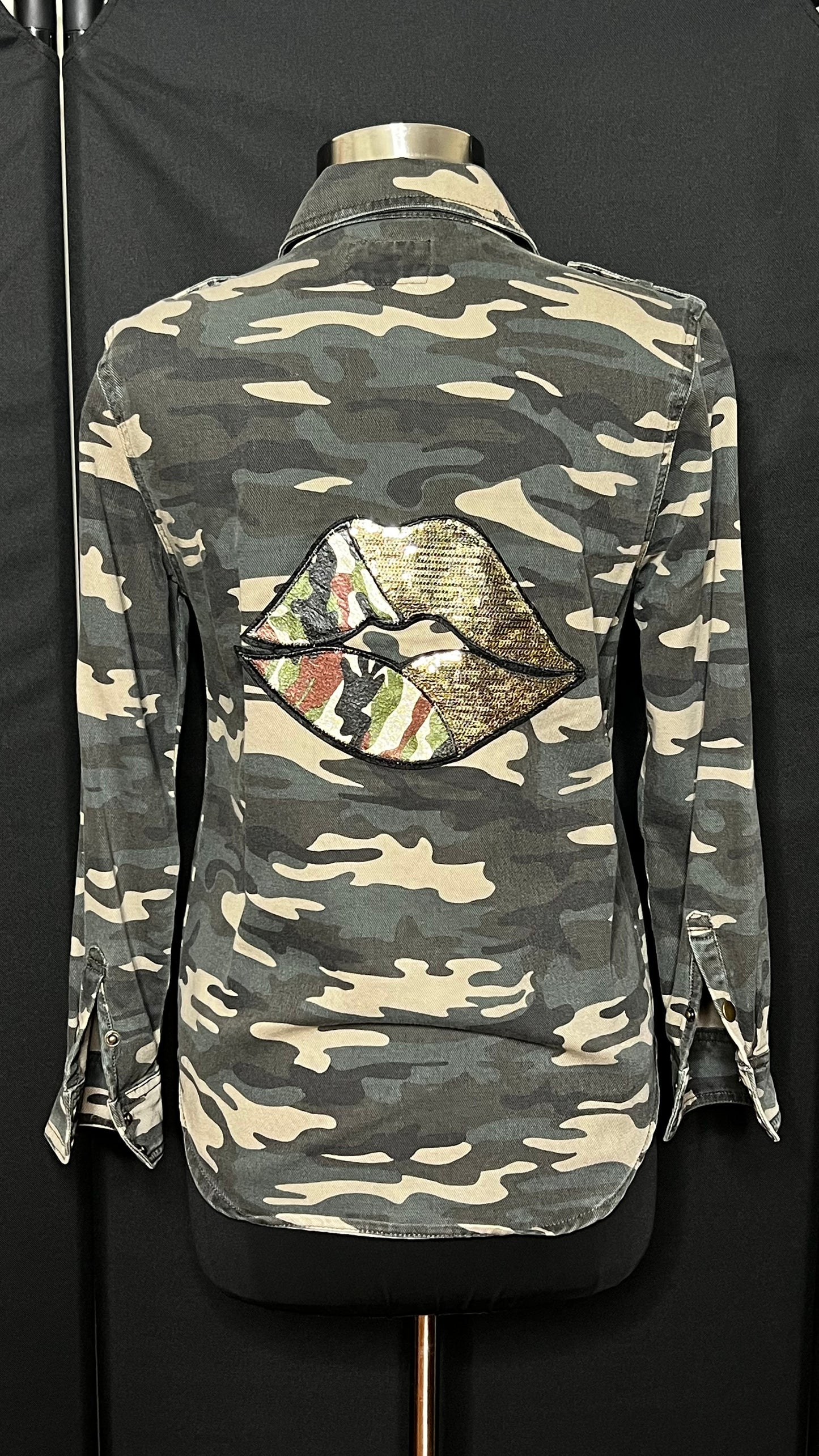 07.27 Tops Camo Love Snap Upcycled (S)