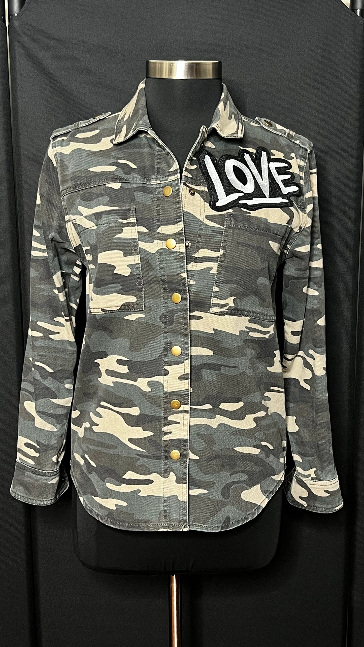 07.27 Tops Camo Love Snap Upcycled (S)