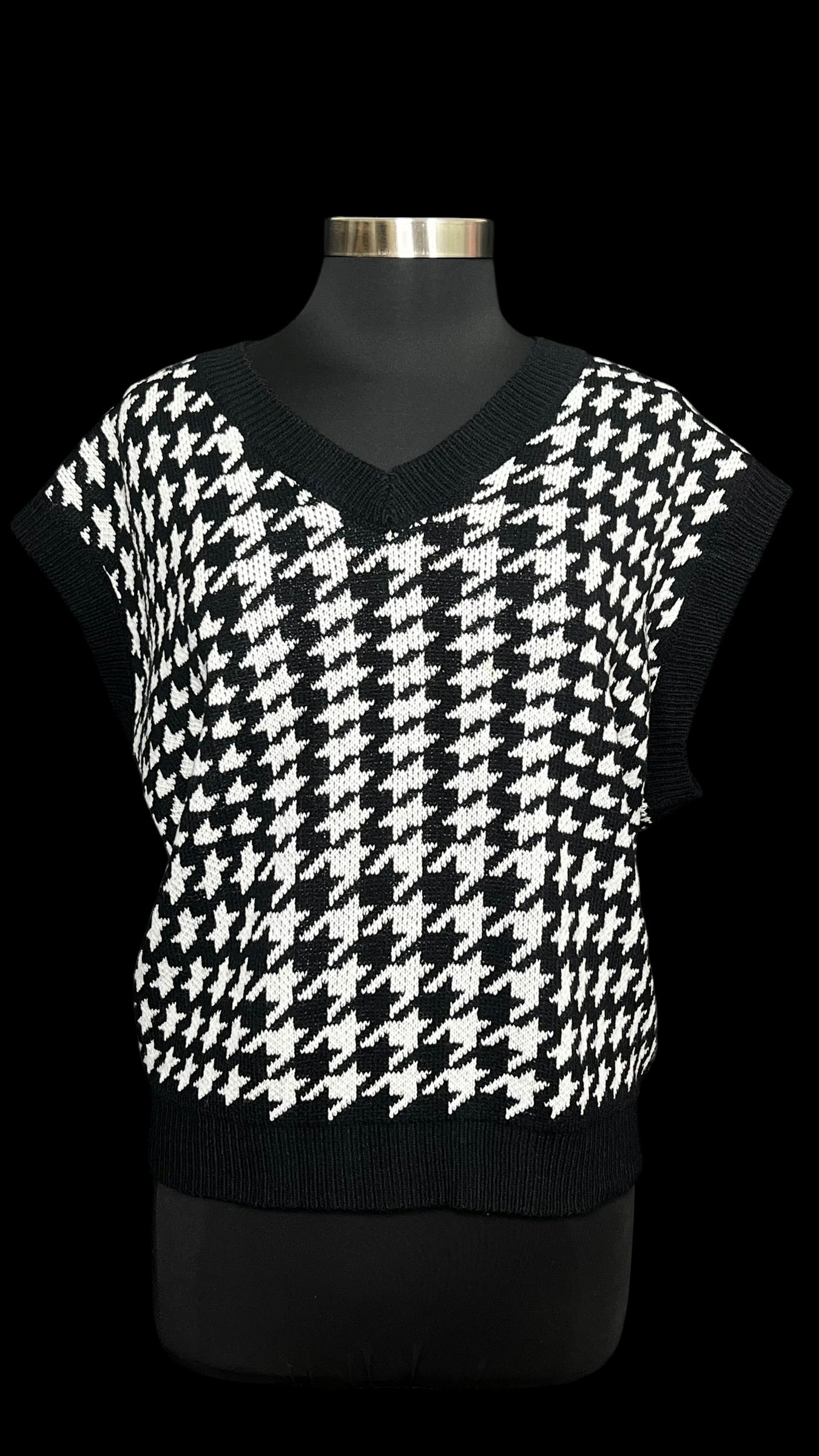 02.03 Sweaters Cato Blk/Wht Houndstooth Vest (22/24) Fits (2X/3X) Cvy
