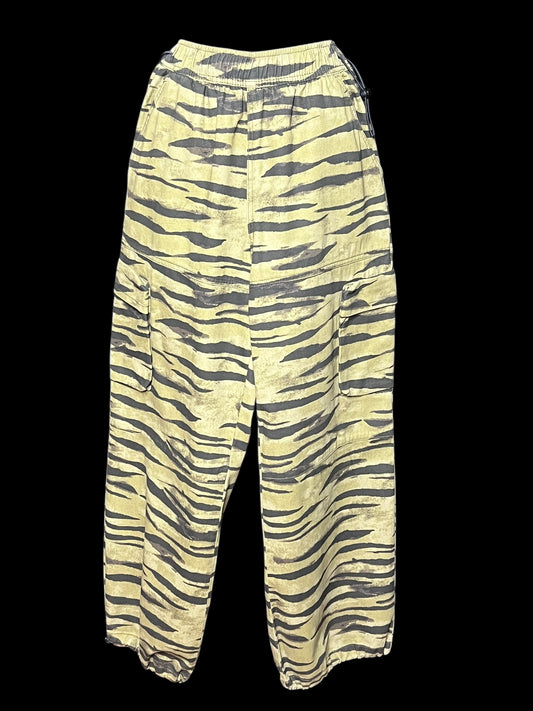 11.18 Pants Forever 21 Olive Zebra Print Cargo Jogger (L) Fits (8)